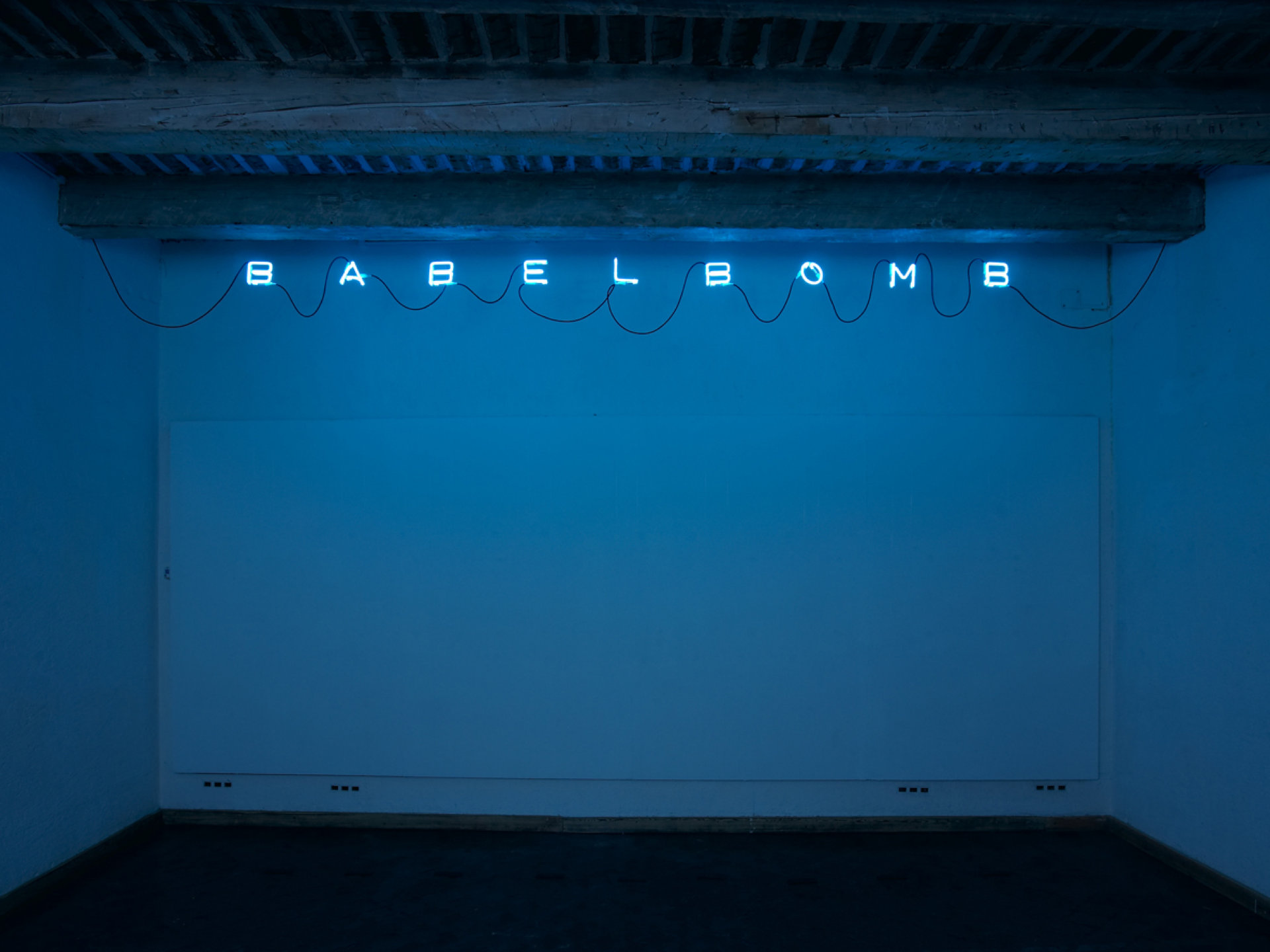 ’’Consubstanciellement ou l’instant unique’’, vue partielle d’exposition, Babel Bomb. 5 et 4 en 54, 2004 - Jean-Pierre Bertrand - ADAGP / Photo : Claude Germain, 2004