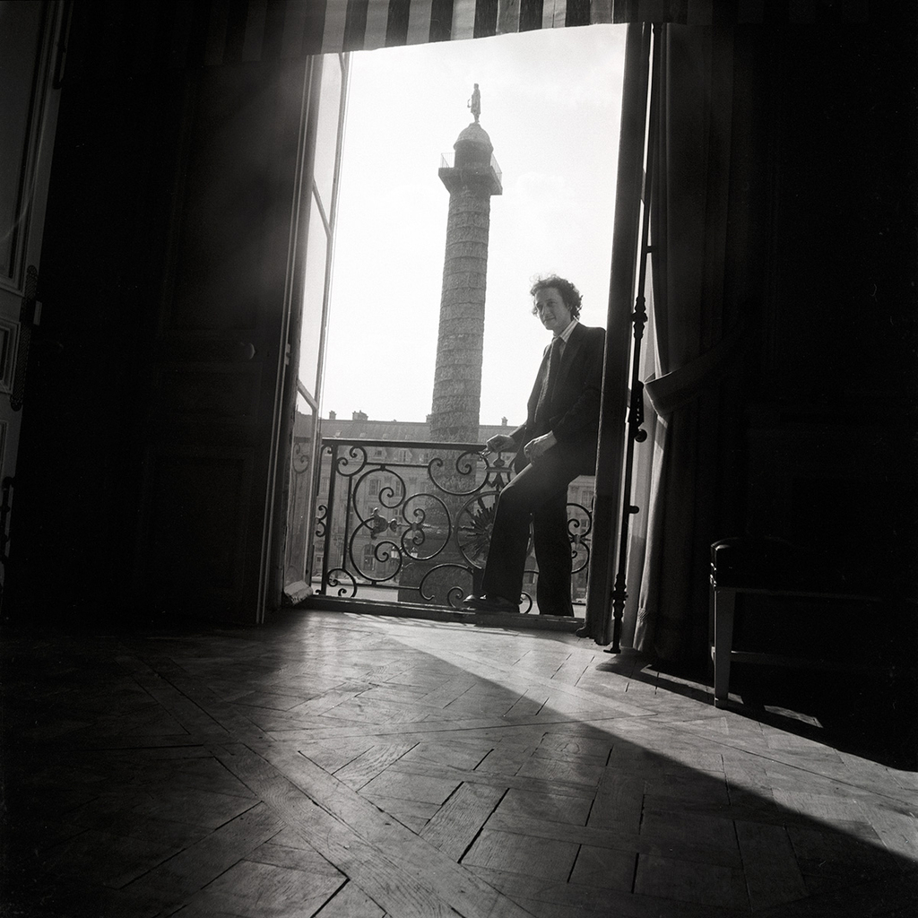 Jean-Pierre Bertrand, Michel Claura, place Vendôme lors de l’exposition Une exposition de peinture, 1974 © / Photo : Eustachy Kossakowski